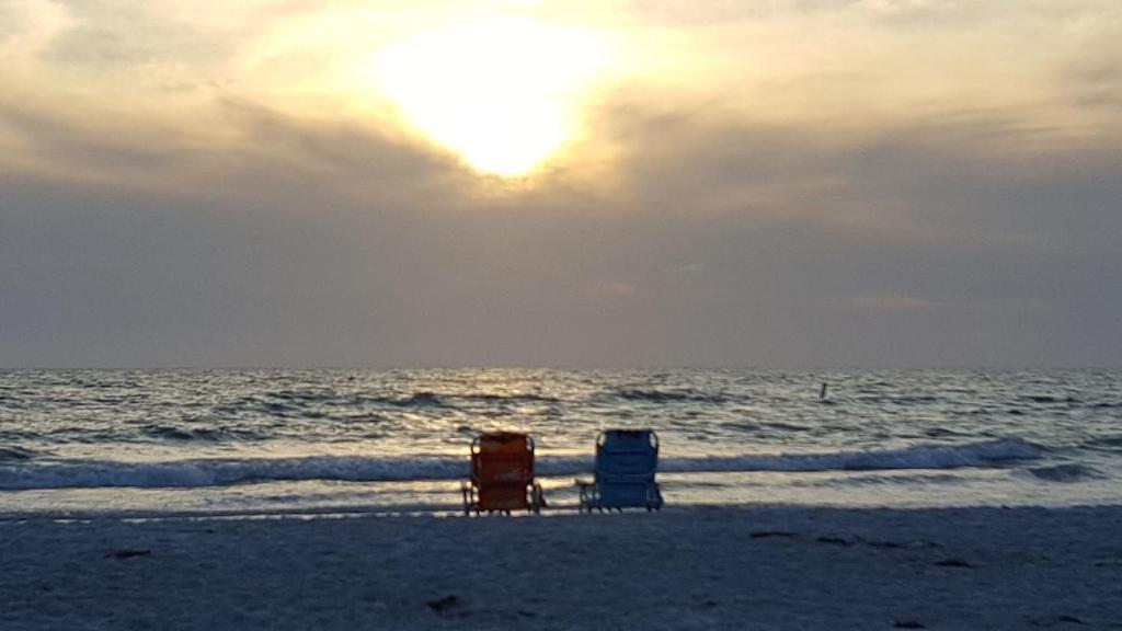 Spacious Beach House Unit,Beautifully Furnished 2 Bed 2Bath./2Min.Walk To Beach Clearwater Beach Exterior photo